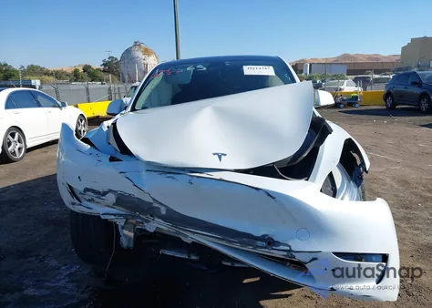 2022 Tesla Model Y Long Range Dual Motor All-Wheel Drive z USA, uszkodzony, nr VIN 7SAYGDEE8NF363362